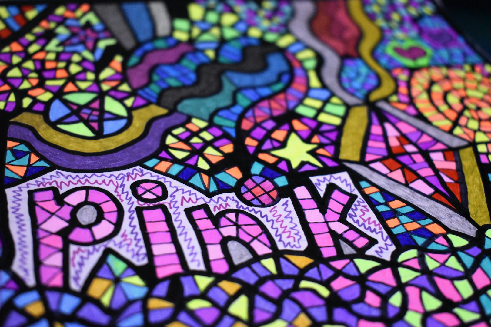 pink skrivet i  mosaik